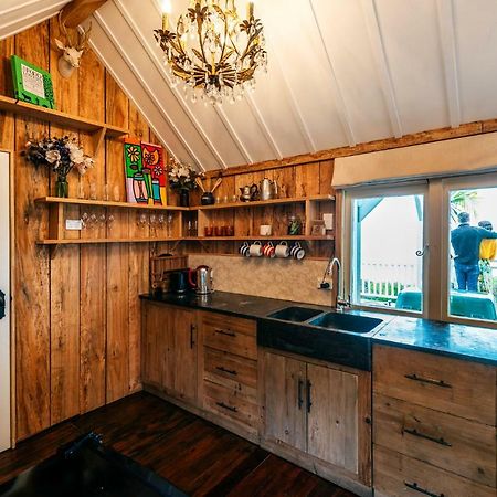 The Settlers Hut Villa Oneroa Екстериор снимка