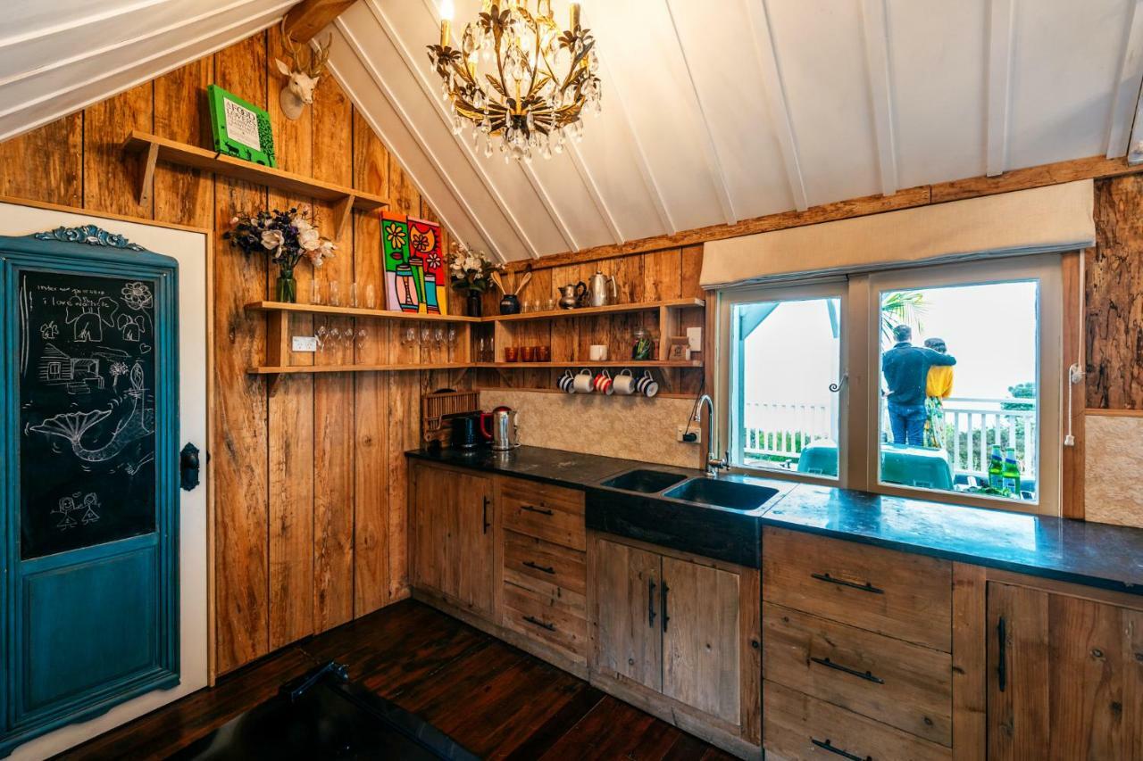 The Settlers Hut Villa Oneroa Екстериор снимка