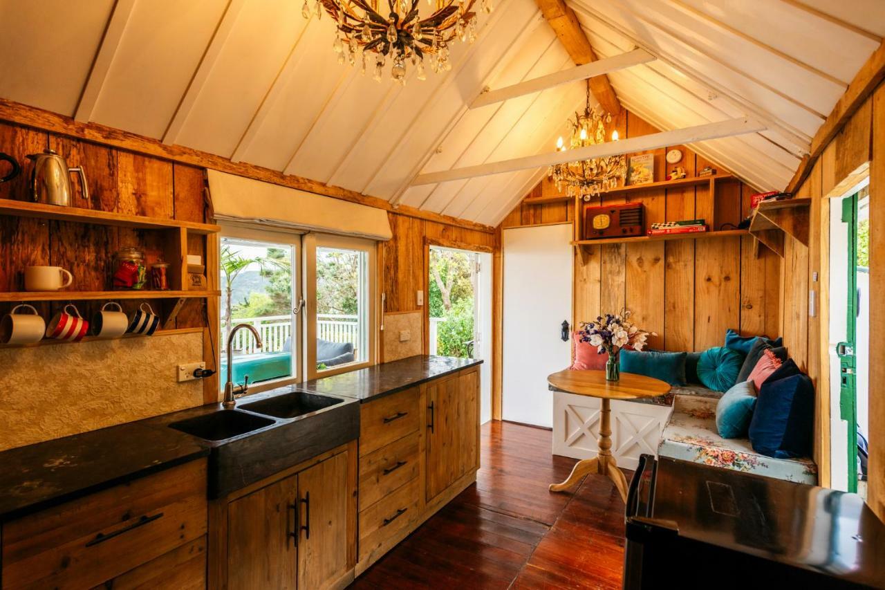 The Settlers Hut Villa Oneroa Екстериор снимка