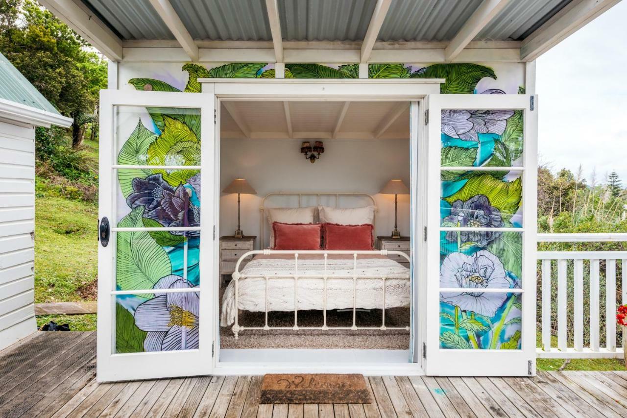 The Settlers Hut Villa Oneroa Екстериор снимка